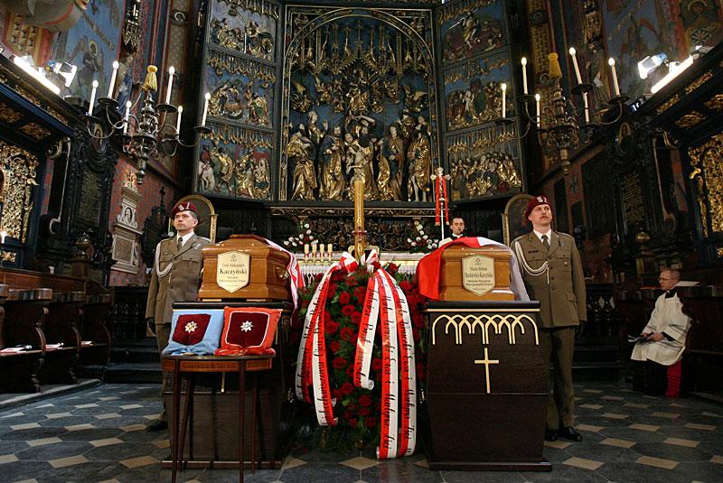 SIDA VID SIDA Polens president Lech Kaczynski och hans hustru Maria var två av alla de polska toppnamn som omkom i den tragiska flygolyckan i Ryssland i början av april. I går begravdes de bredvid varandra vid slottet i Krakow, där flera kungar och nationalhjältar sedan tidigare ligger begravda.
