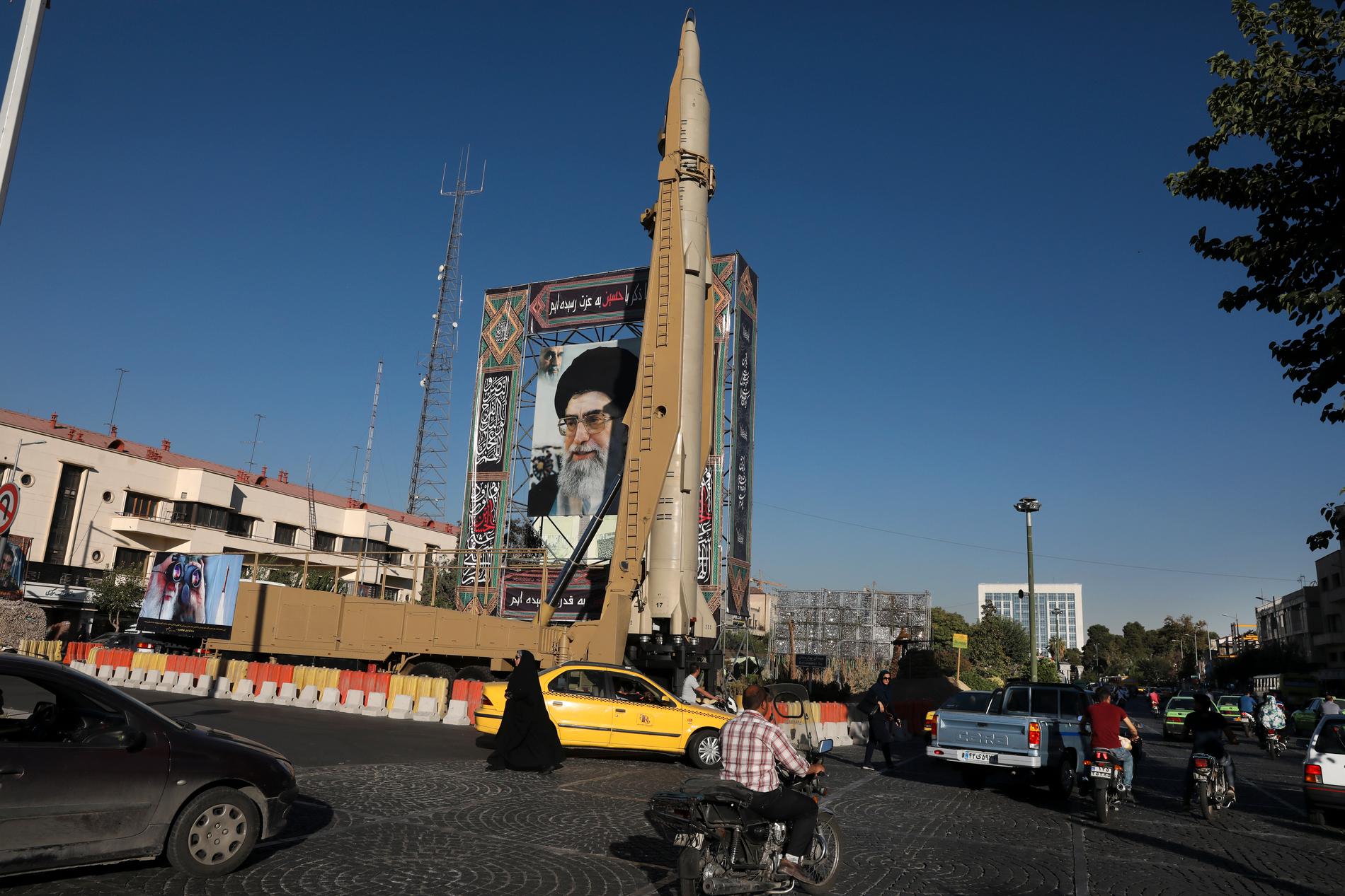 En iransk Shabab-robot brevid ett porträtt av Irans högste ledare ayatolla Khamenei under en militärutställning i Teheran. USA:s drönarattack mot generalen Qassem Soleimani har höjt temperaturen mellan länderna ytterligare. Arkivbild.