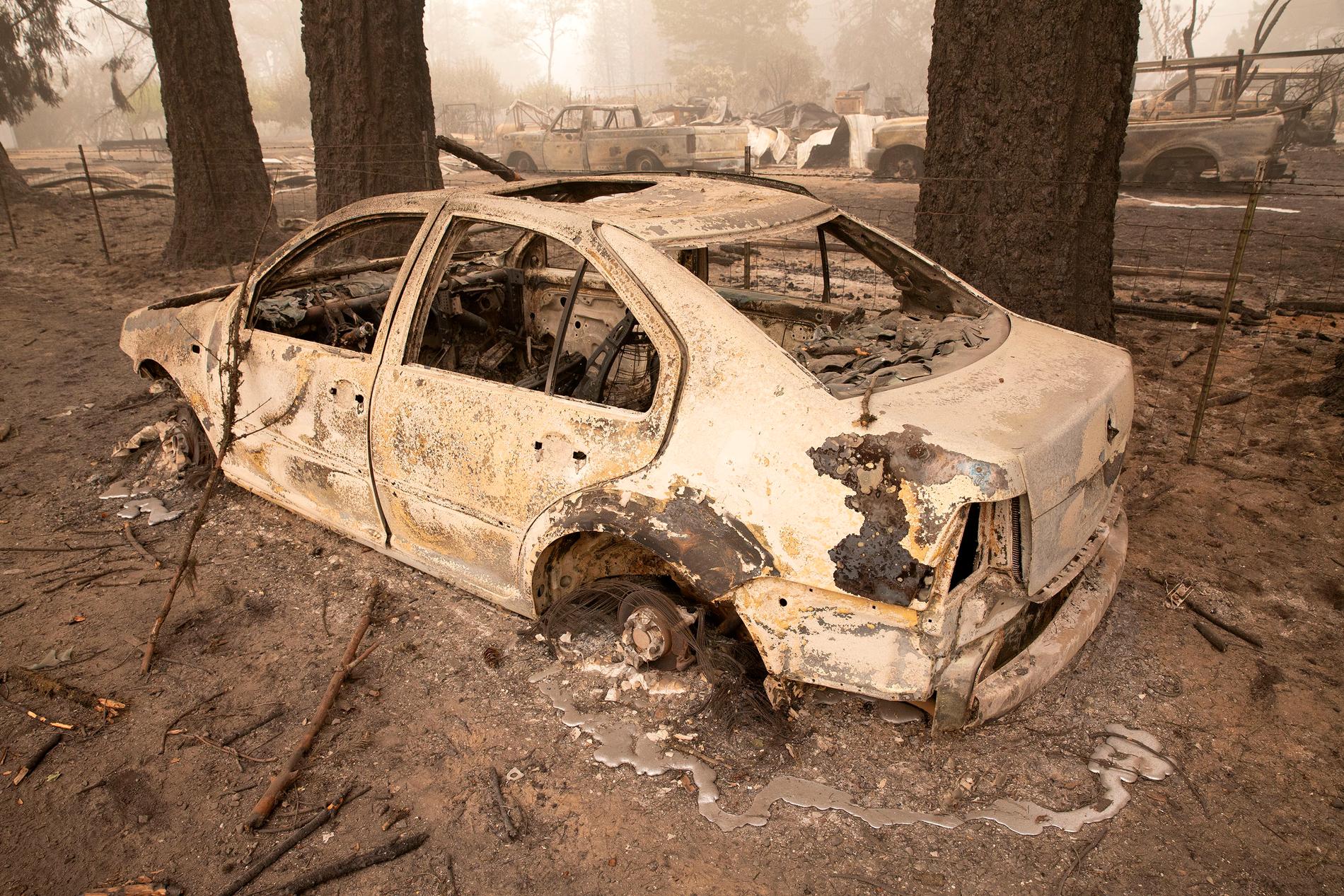 En utbränd bil efter bränder i Lyons, Oregon.