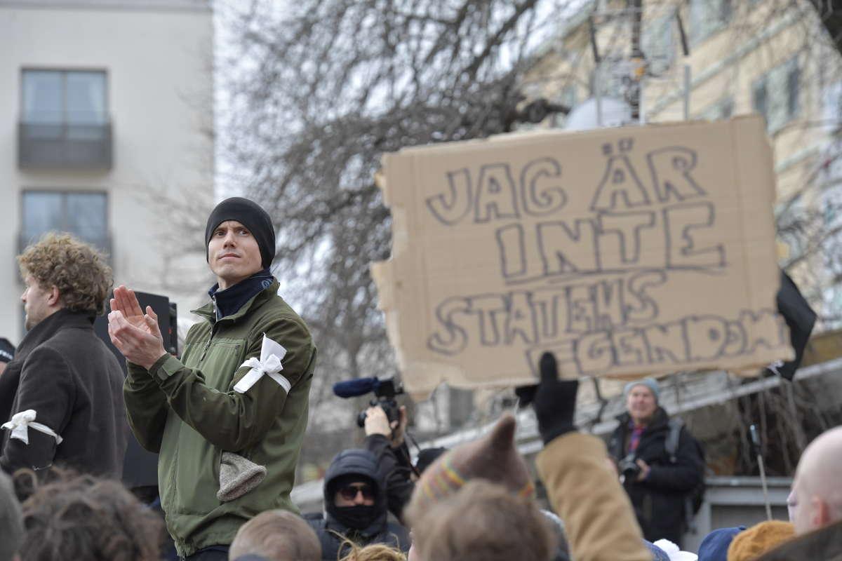 Demonstranterna marscherade från Medborgarplatsen mot Kungsträdgården, via Guldbron vid Slussen. 