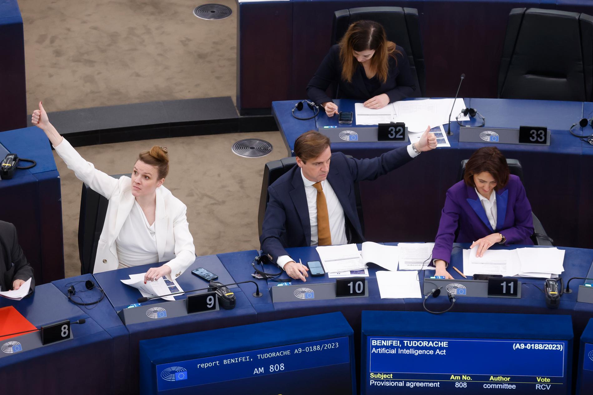 Ledamöter i EU-parlamentet gör tummen upp under onsdagens omröstning om nya AI-regler.
