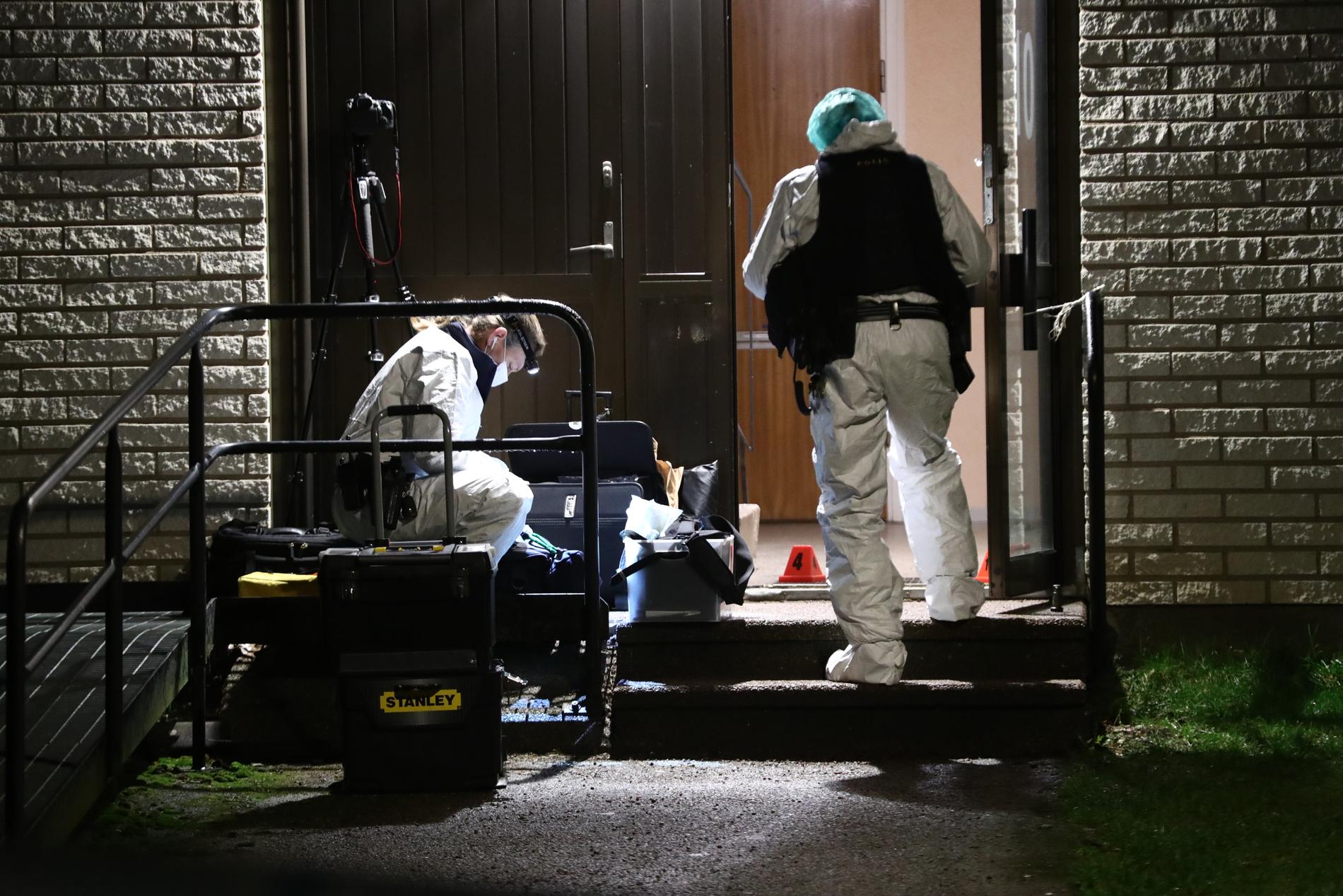 Polisens tekniker på plats i stadsdelen Skäggetorp i Linköping där en person sköts ihjäl på lördagskvällen.