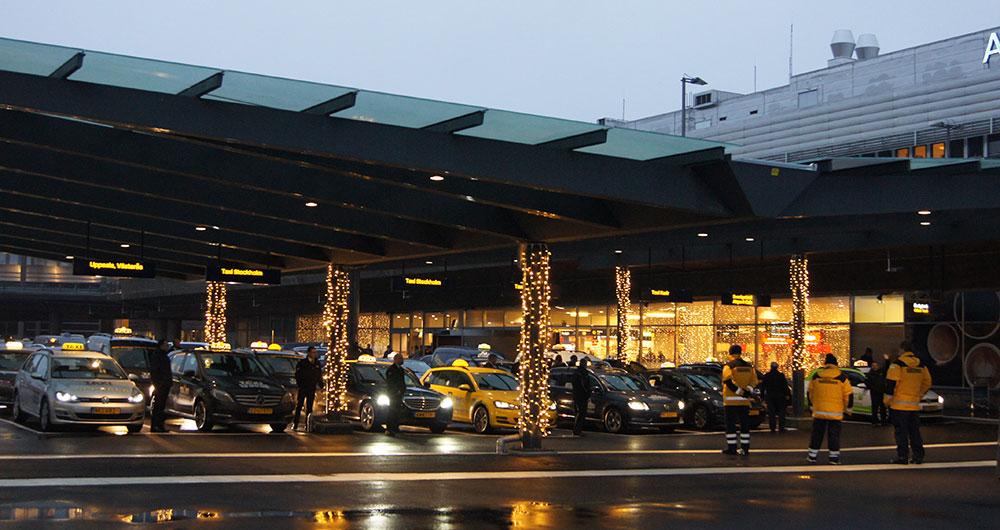 Det finns flera taxistationer på Arlanda. 