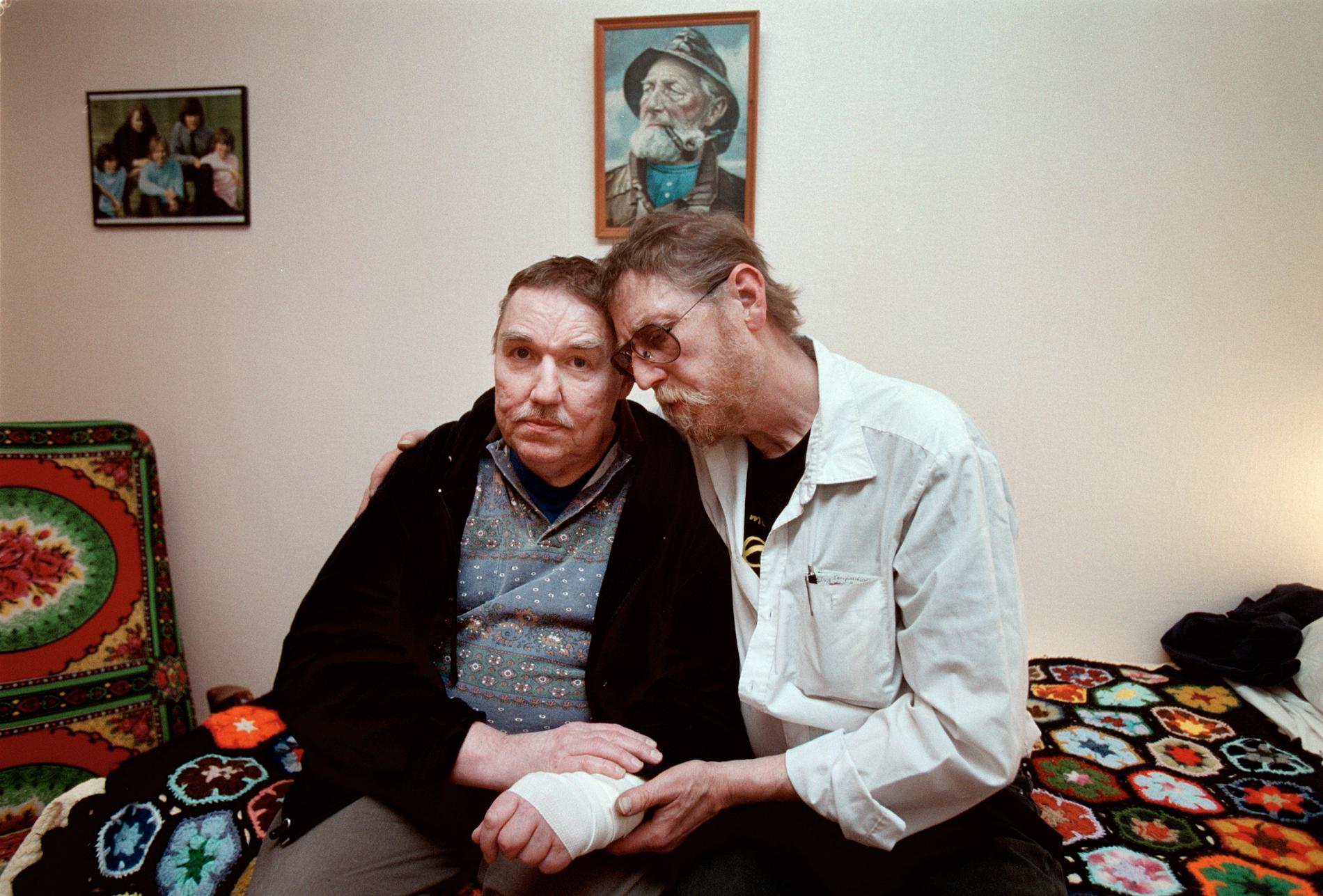 Lennart Hegland med brodern Bengt Hegland år 2000. Lennart fick en hjärnskada efter ett vaktingripande.