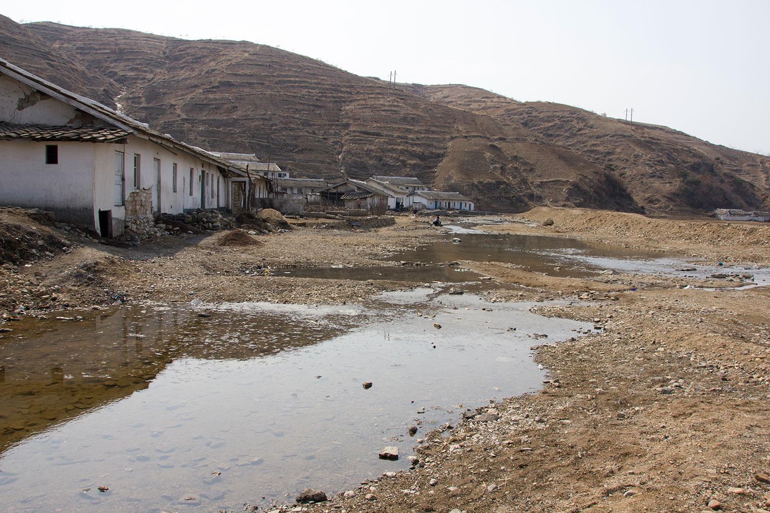 Röda Korset hjälper till med att borra djupa brunnar och filtrera vatten i Nordkorea.