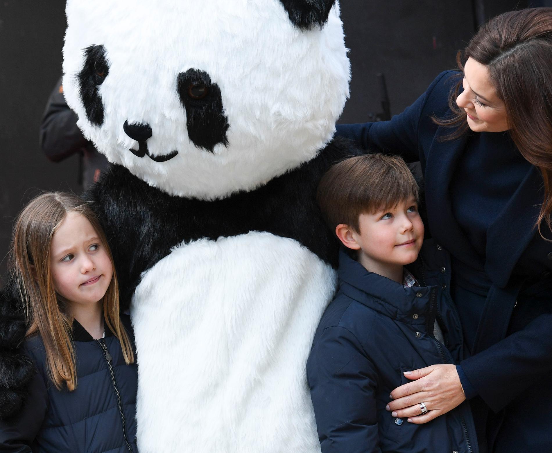 Kronprinsessan Mary och tvillingarna prinsessan Josephine och prins Vincent på pandabesök på Zoo i Köpenhamn.
