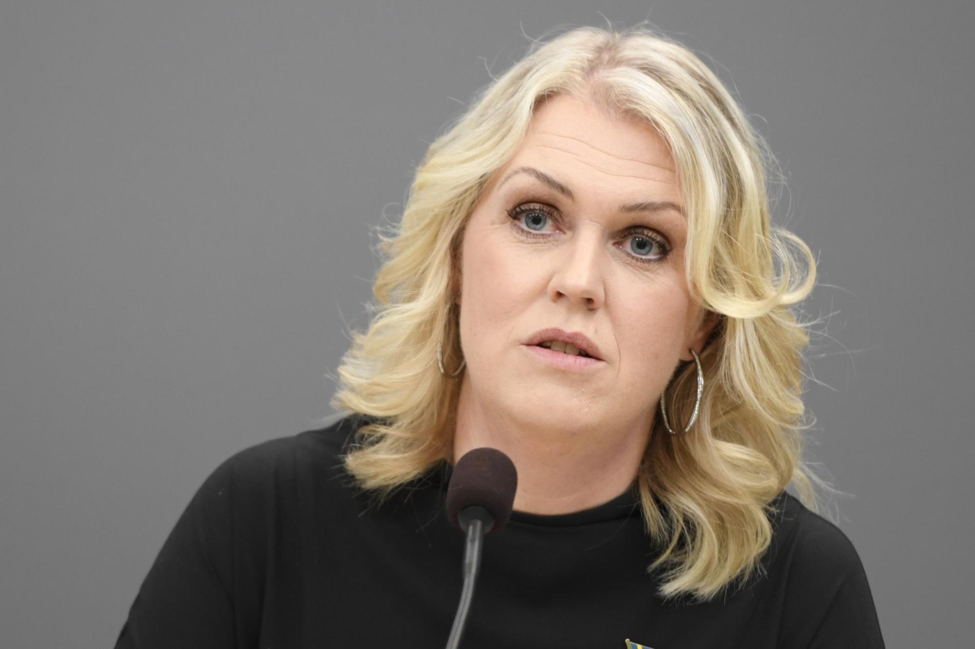 Efter dagens pressträff gavs Aftonbladet möjlighet att ställa tre frågor till socialminister Lena Hallengren (S).