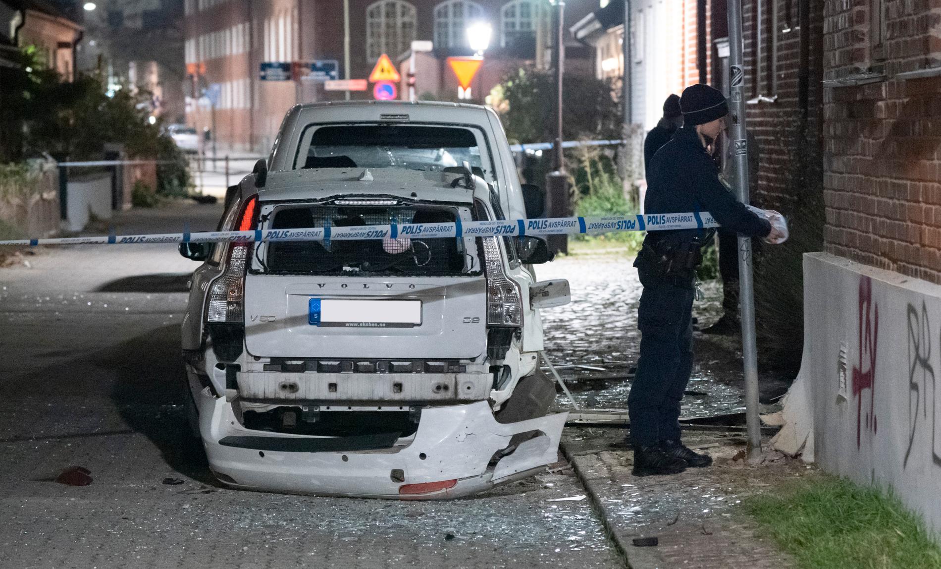 Polisen spärrar av efter att en detonation orsakat skador på en fastighet och en bil i Malmö tidigt på fredagsmorgonen.