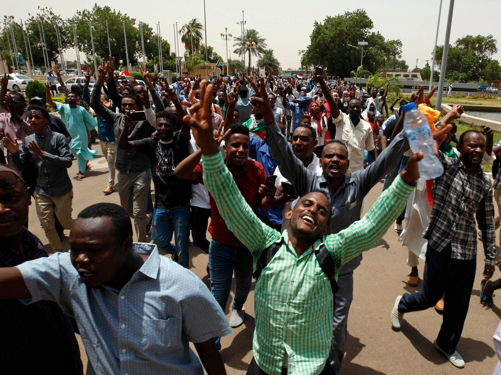 Sudaneser firar på gatan i Khartum efter undertecknandet av ett tidigare avtal om maktdelning mellan militären och proteströrelsen.