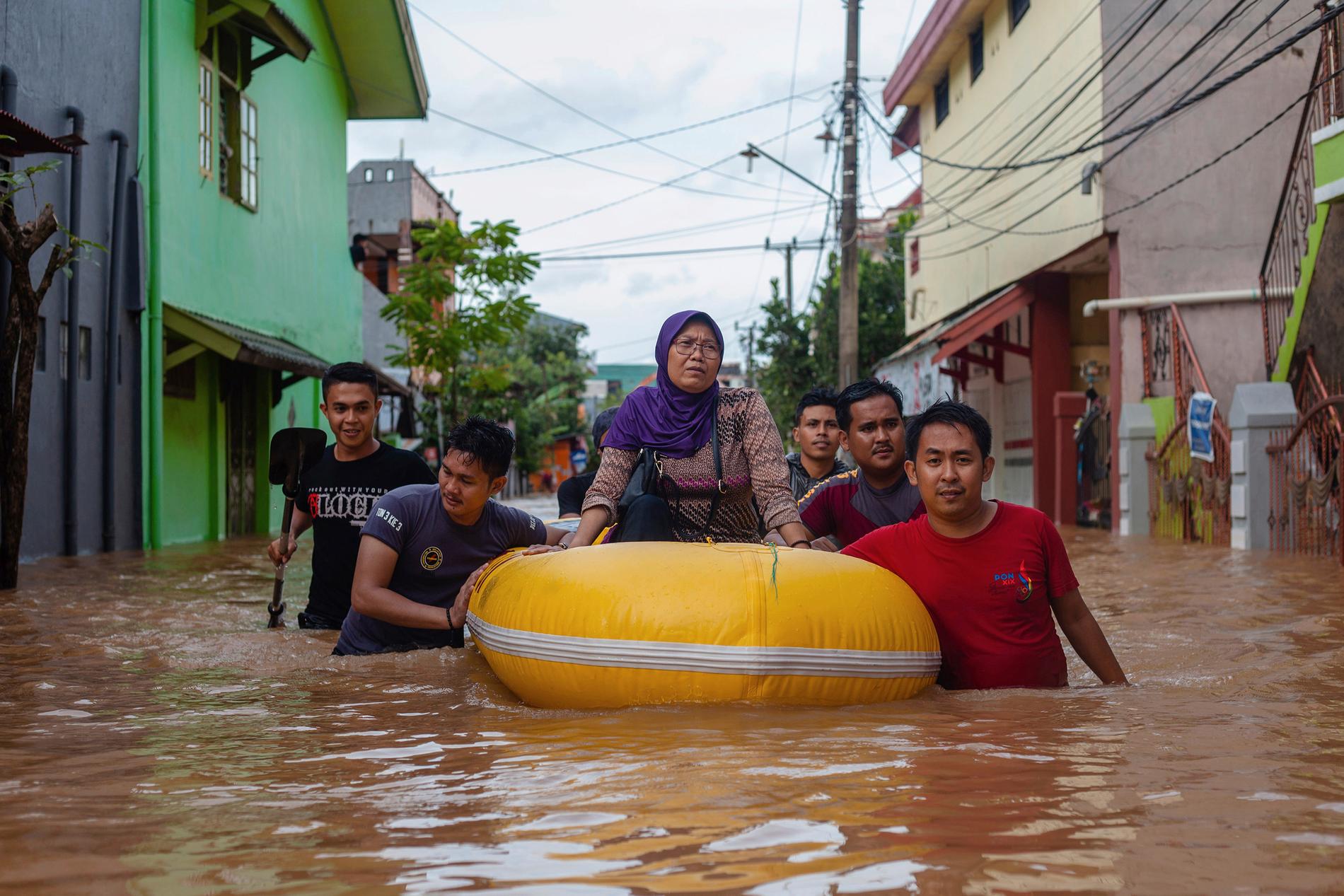 Indonesien är ett av de länder som utsätts för flest naturkatastrofer. Här tar invånare i Makassar på södra Sulawesi en gummibåt till hjälp för att sig fram när stadens gator översvämmades i januari i år.