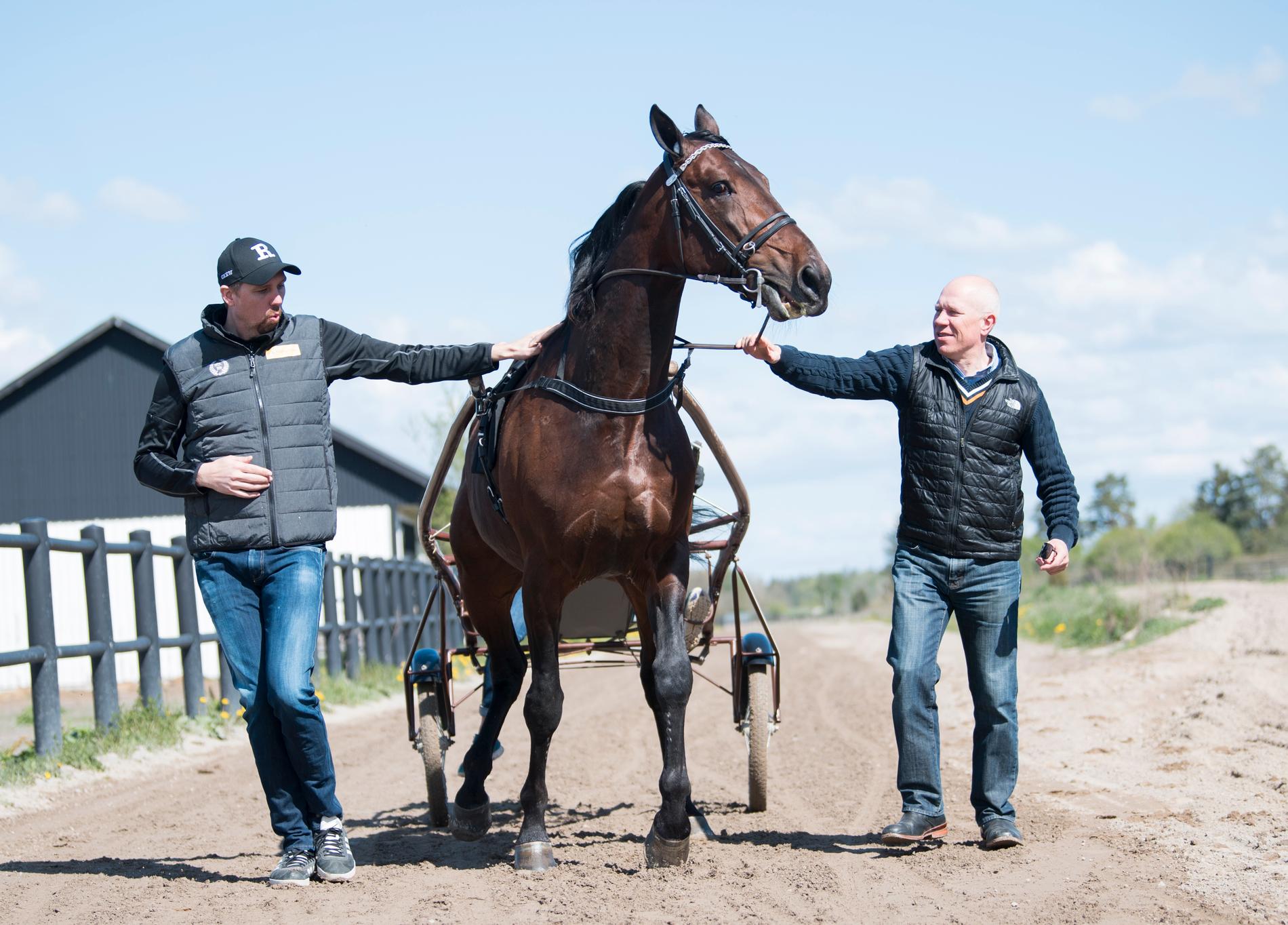 Hästen Propulsion med ägaren Daniel Redén, vänster, och kusken Örjan Kihlström. Arkivbild.