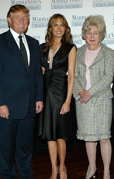 Donald Trump med frun Melania och storasystern Maryanne på en familjetillställning 2005.