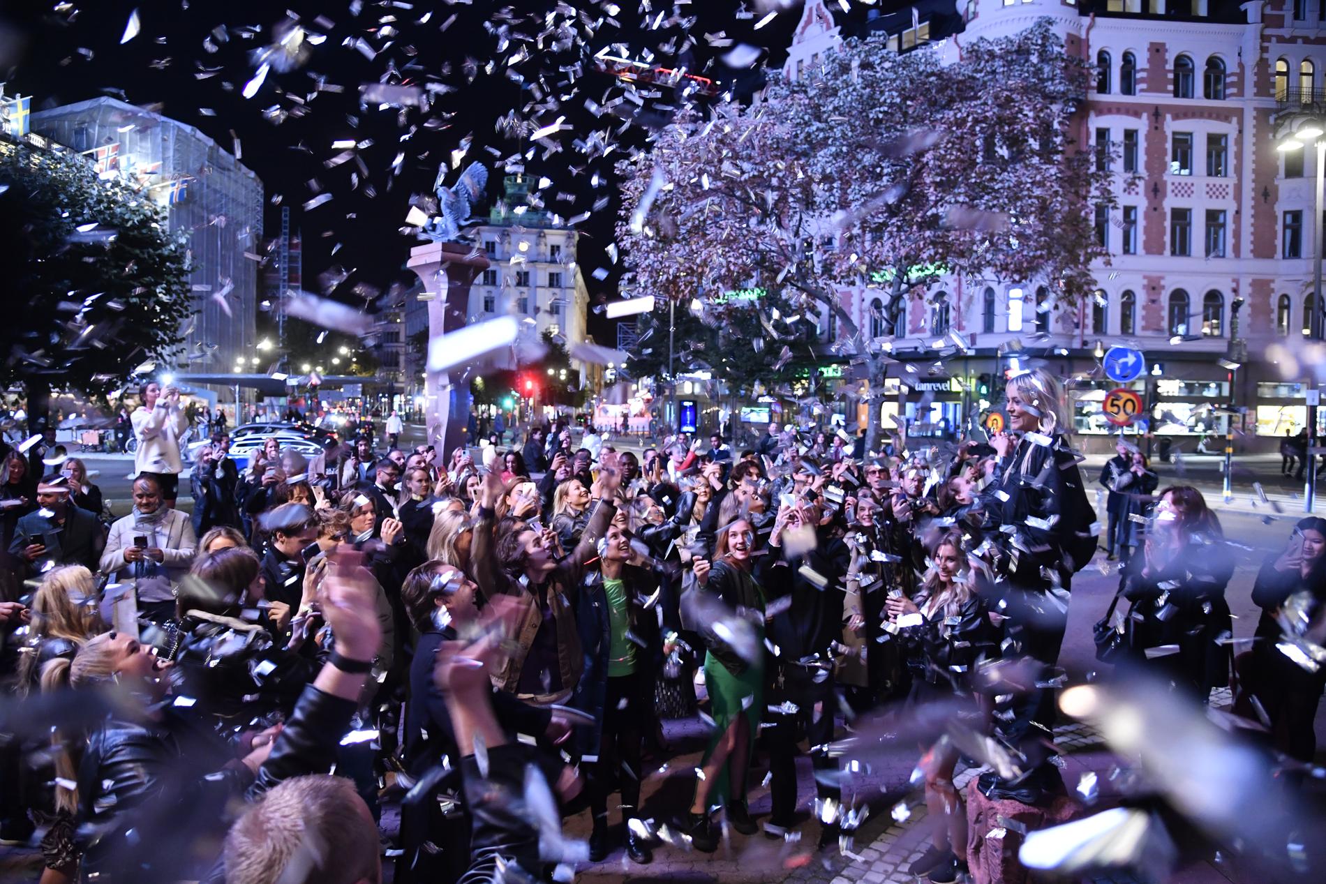 Människor firar slopade restriktioner på Stureplan i Stockholm.