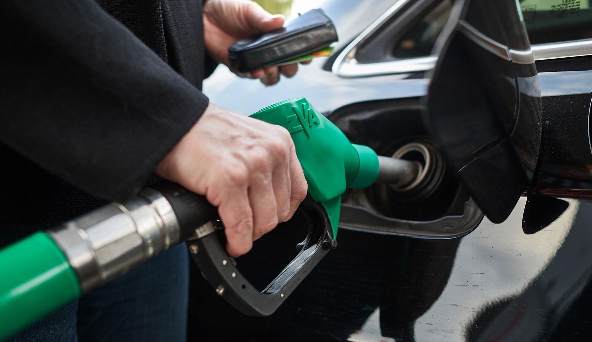Priset på bensin är lägre än på flera år.