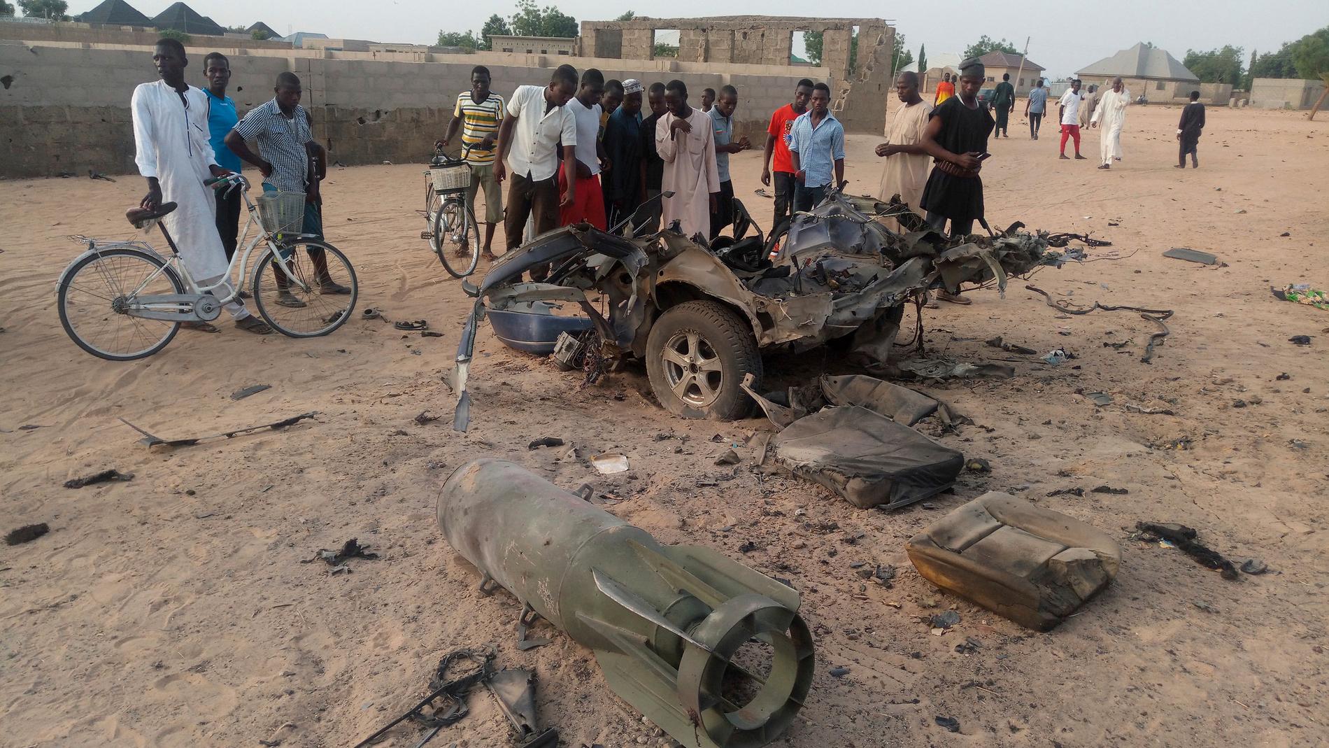 Människor har samlats efter en dödlig självmordsattack utförd av Boko Haram i staden Maiduguri i Nigeria den 27 april förra året.