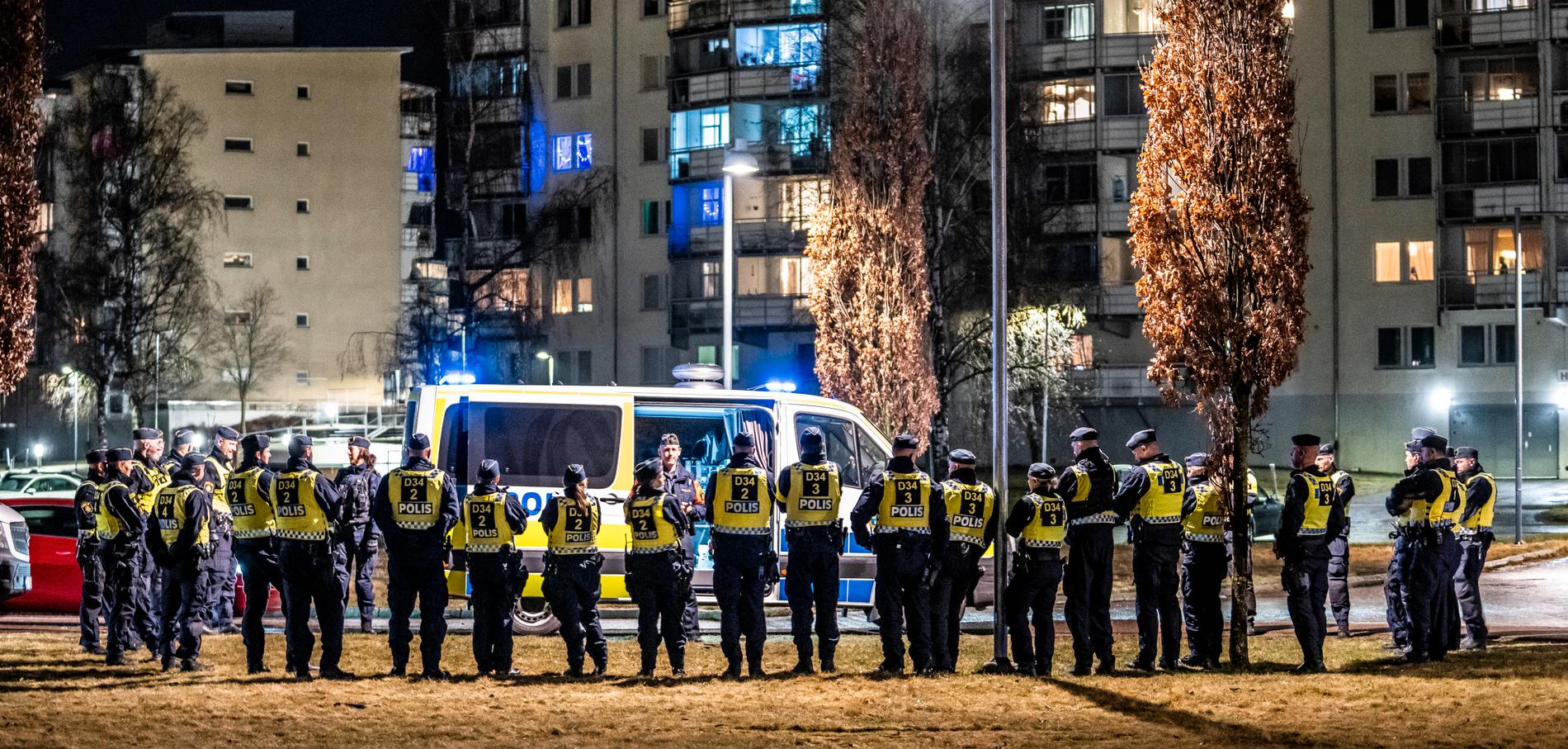 Poliser samlas i Navestad i Norrköping efter de våldsamma upplopp som skakat området.