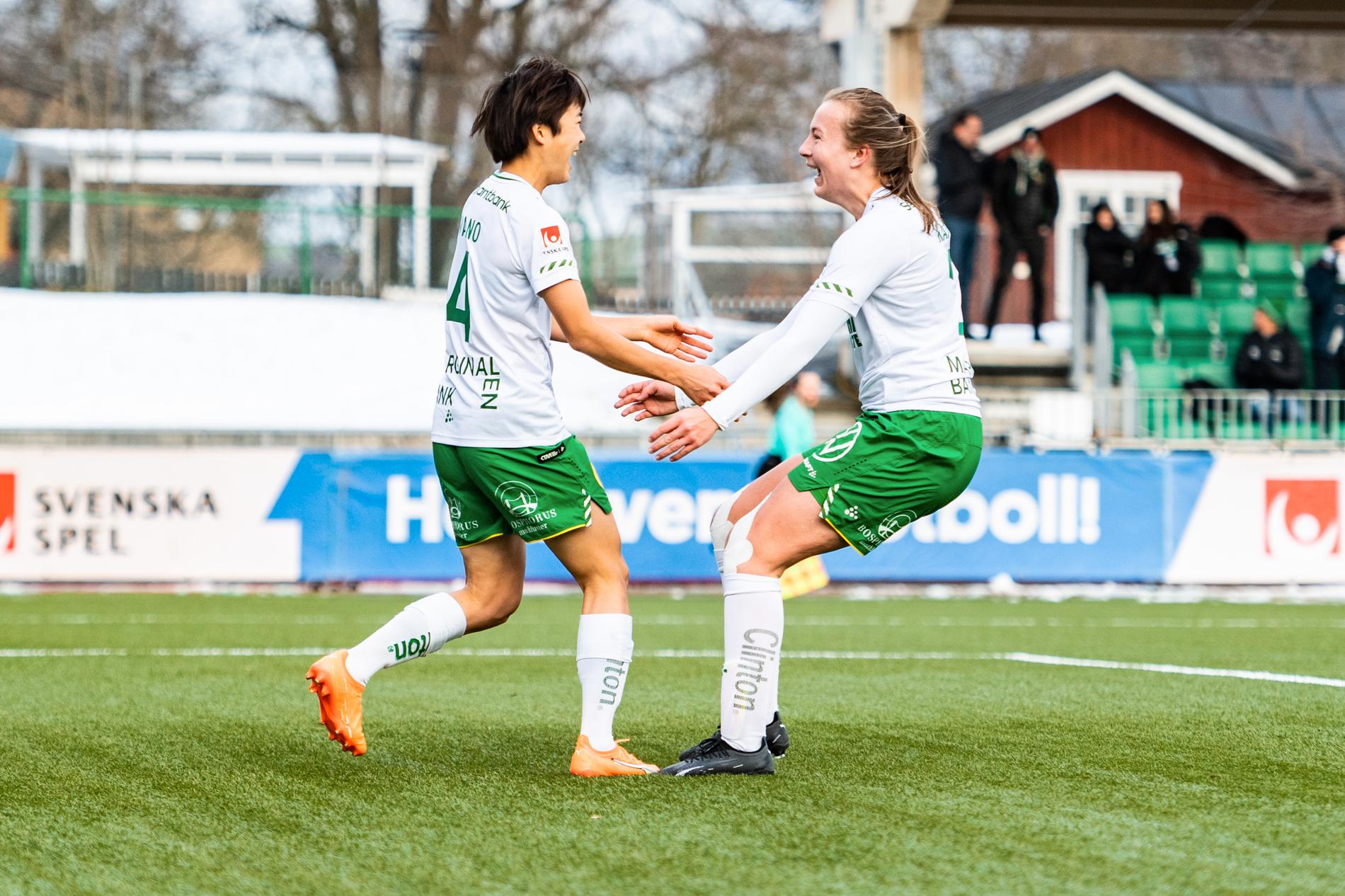 Hammarbys Maika Hamano och Sara Kanutte Fornes jublar efter 1-0 under fotbollsmatchen i Svenska Cupen mellan Hammarby och Brommapojkarna.