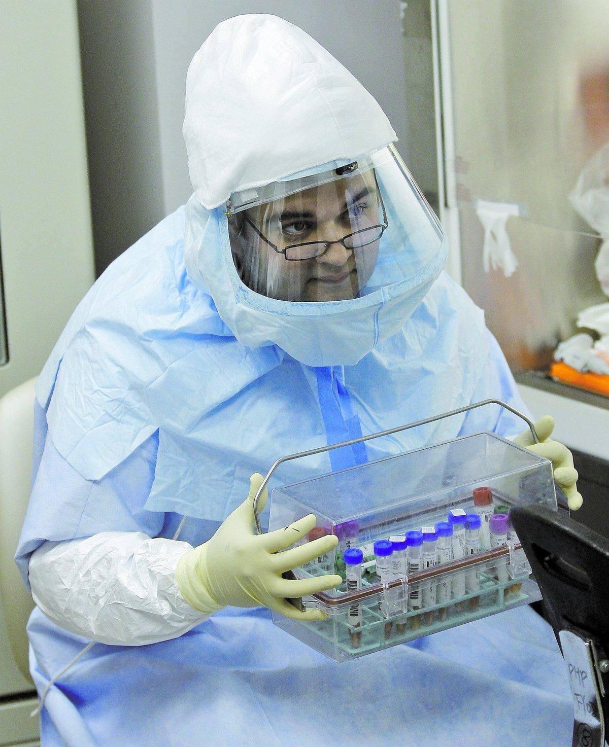 ANTALET SMITTADE STIGER Mikrobiologen Gilbert Ortiz i Houston i USA med prover på vad som misstänks vara svininfluensa. Sent i går kväll höjde världshälsoorganisationen (WHO) smittrisken till en femma – näst högsta graden på skalan.