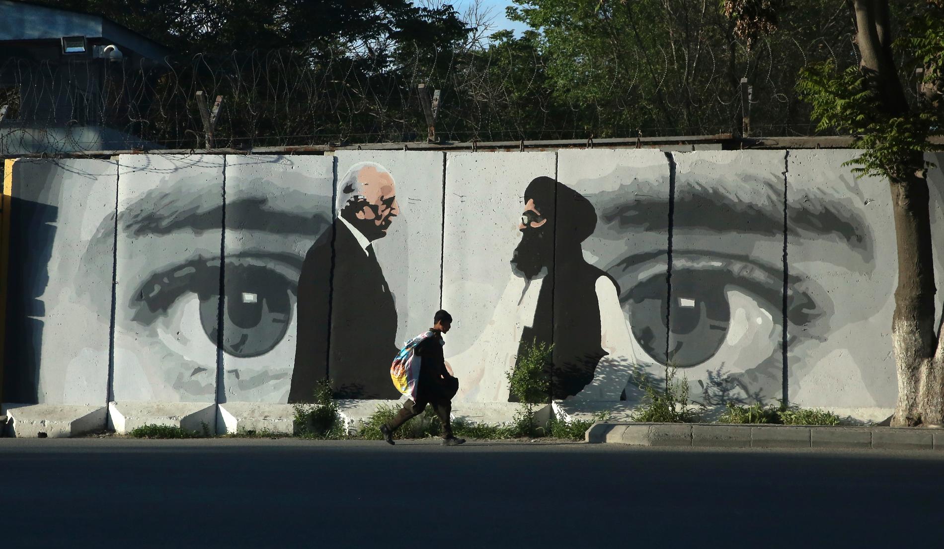En väggmålning i Kabul som föreställer USA:s särskilda sändebud i Afghanistan, Zalmay Khalilzad, och talibanernas chefsförhandlare mulla Abdul Ghani Baradar. Arkivbild.