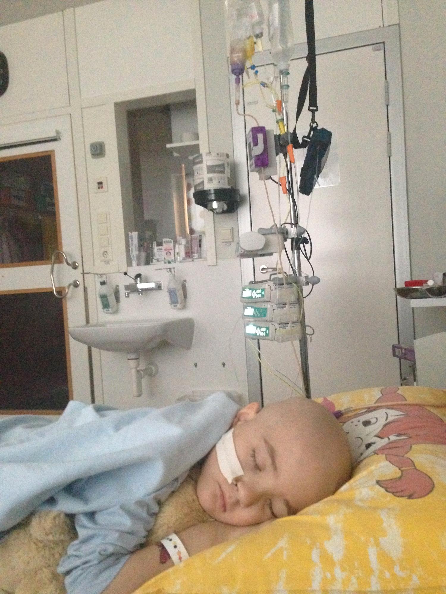 Mary, 5, på sjukhuset Mary insjuknade i leukemi i april - tre månader efter att tvillingsystern Marlene hade blivit frisk. Mary var svårt medtagen.