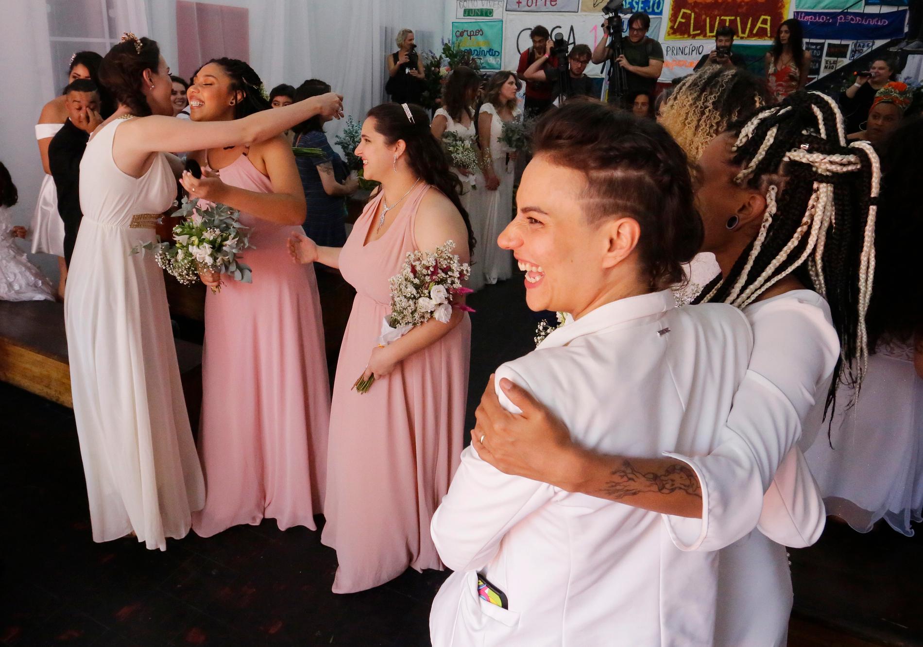 Samtidigt som det finns en blomstrande gayscen på en del håll är hbtq-personer utsatta i Brasilien. Här firar gaypar massbröllop i São Paulo vid ett evenemang i fjol.