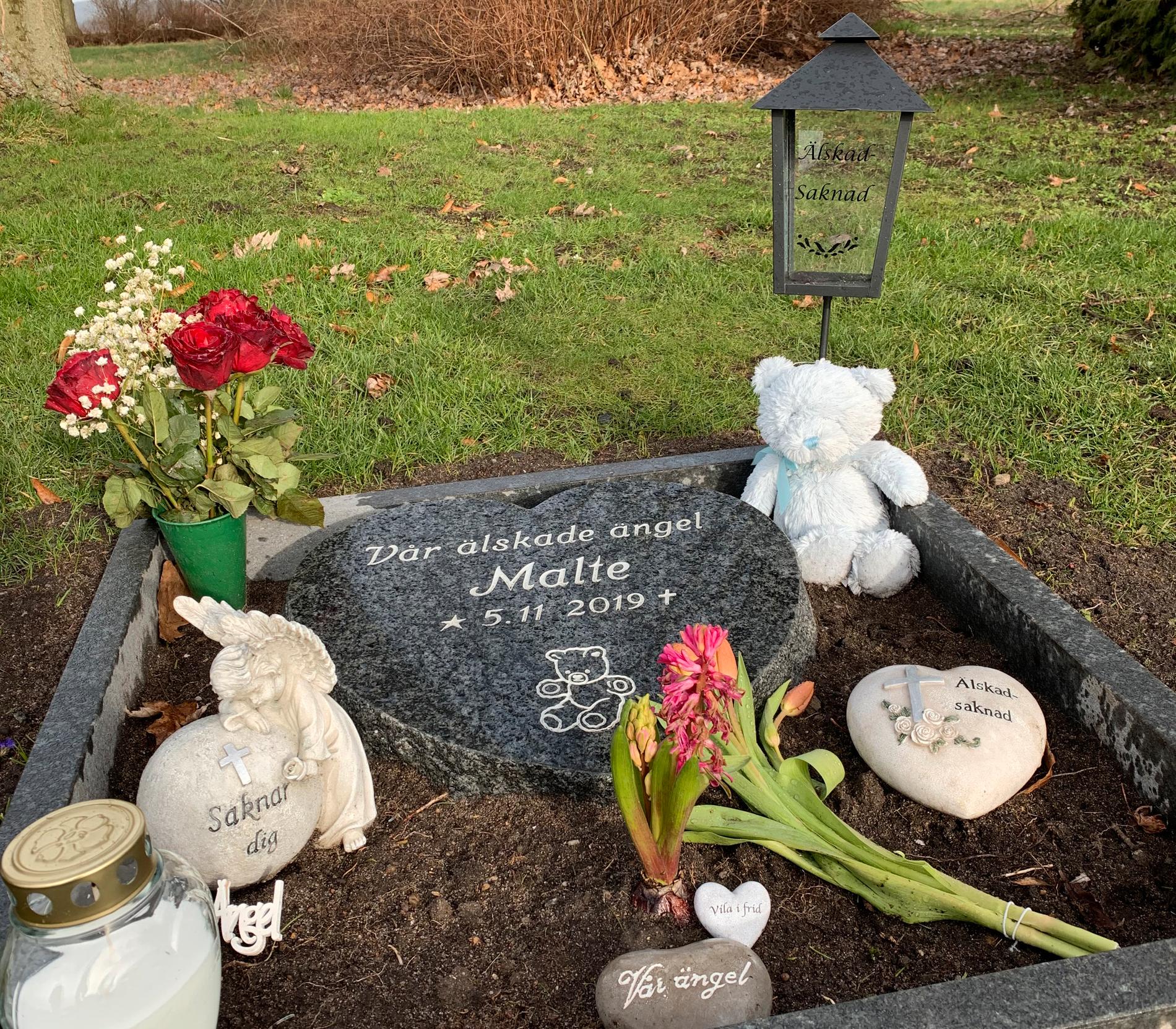 Nu lägger Camilla Christensen ut vanliga ljus vid sin sons gravplats.