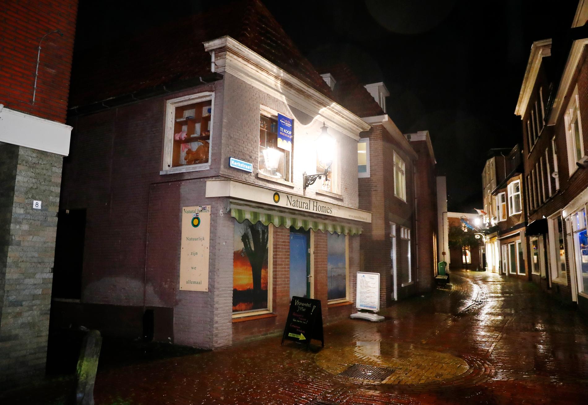 Polisen har slagit till mot en spöklik butik i Zwartsluis, knappt två mil från gården i Ruinerwold. 