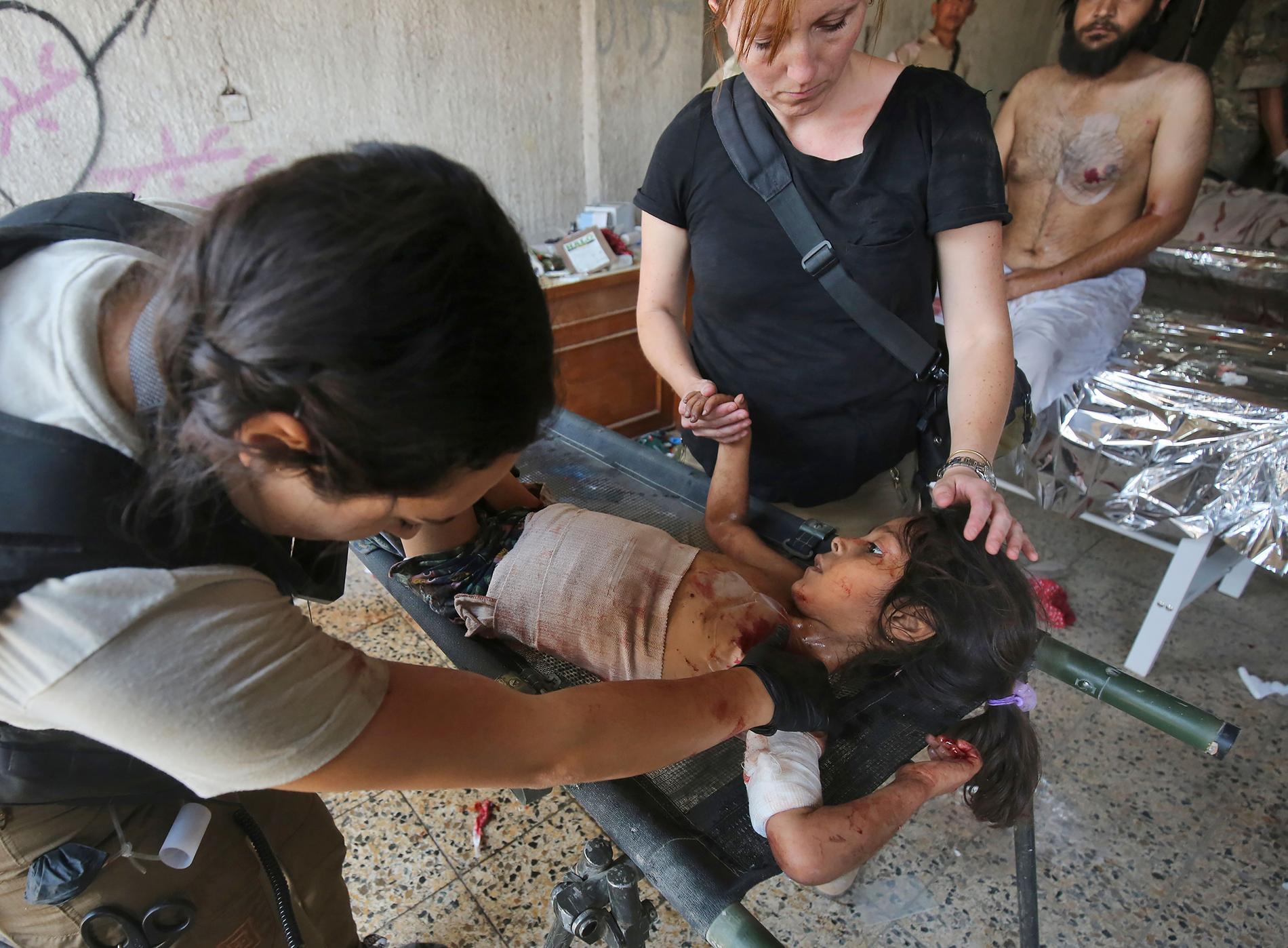 En irakisk flicka vårdas för sina skador sedan en självmordsbombare sprängde sig själv bland civila som flydde från striderna i gamla stan i västra Mosul.  