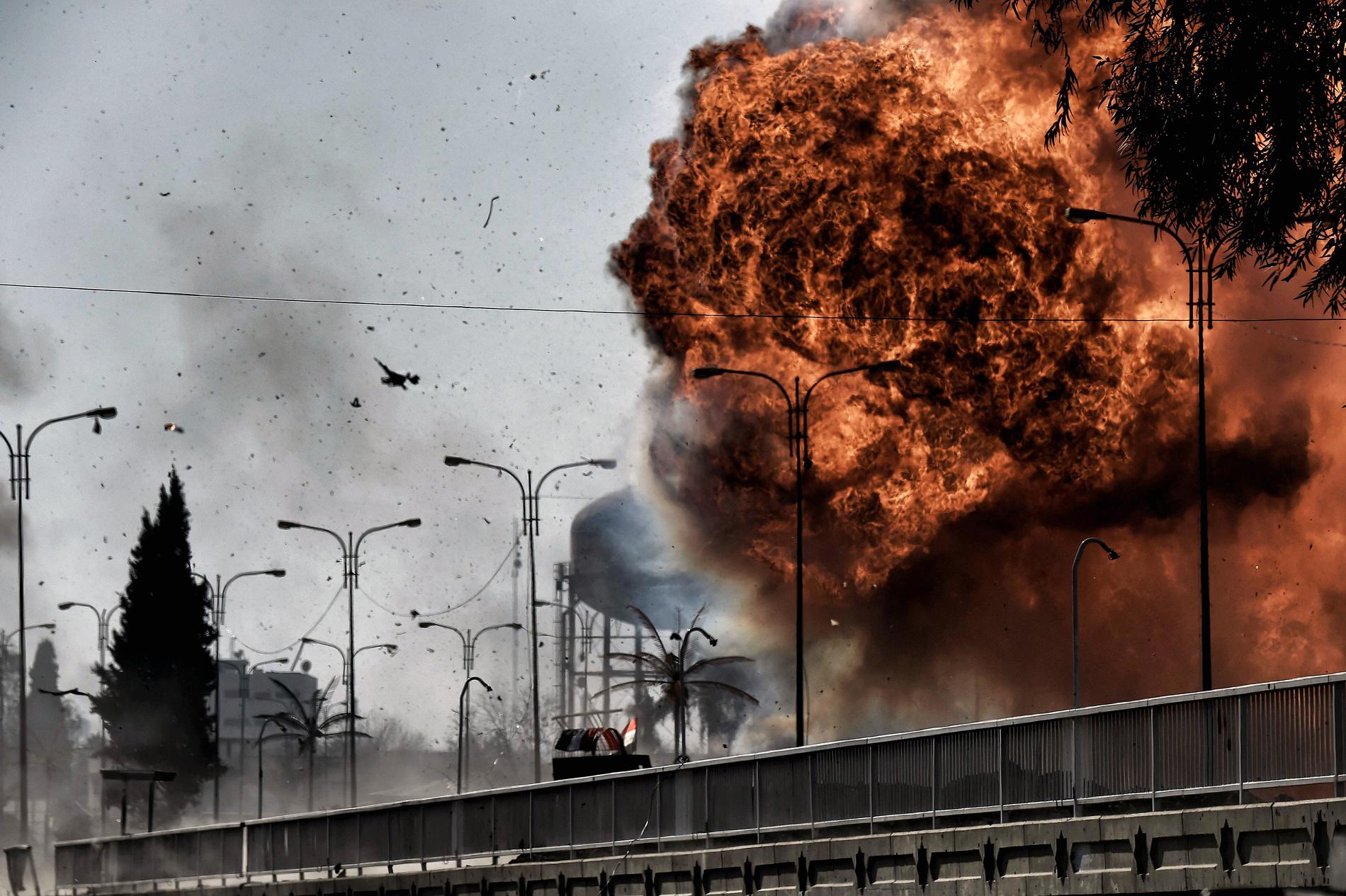 En bilbomb exploderar i samband med striderna mellan Irakiska armén och IS.