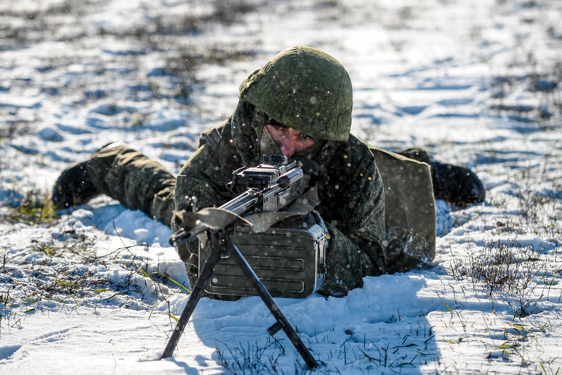 En rysk soldat övar i södra Ryssland. Bilden togs i december 2021. 