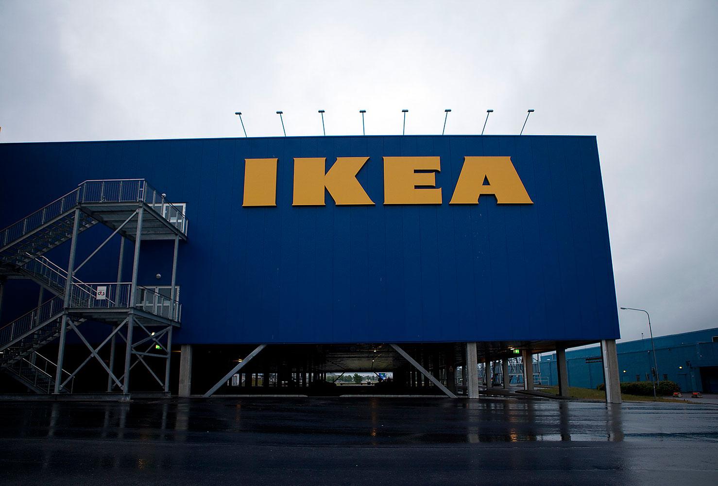 Mannen erbjöd personal på Ikea extra massage utöver den på företagshälsan.