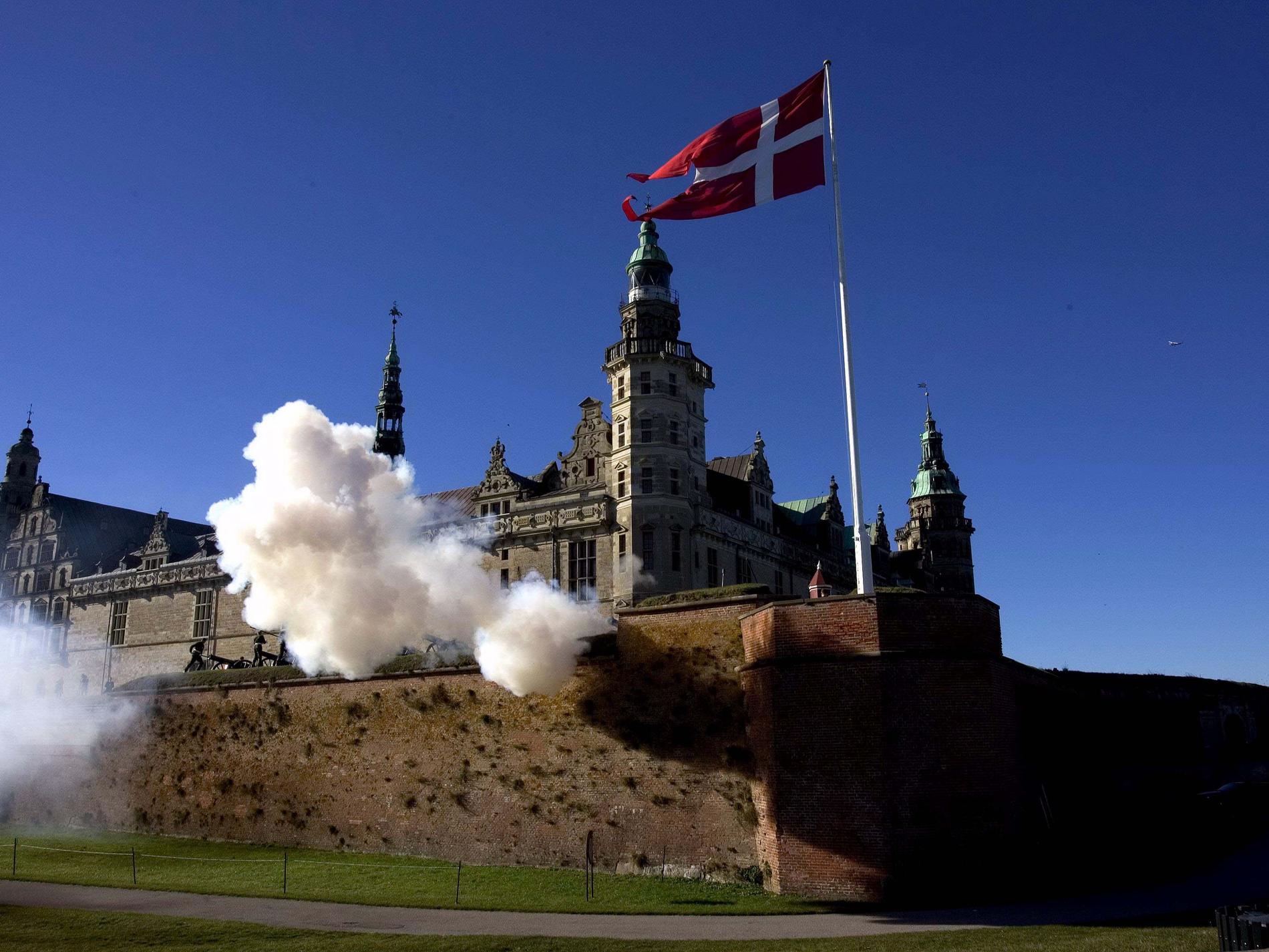 Flaggorna tillbaka på Kronborg