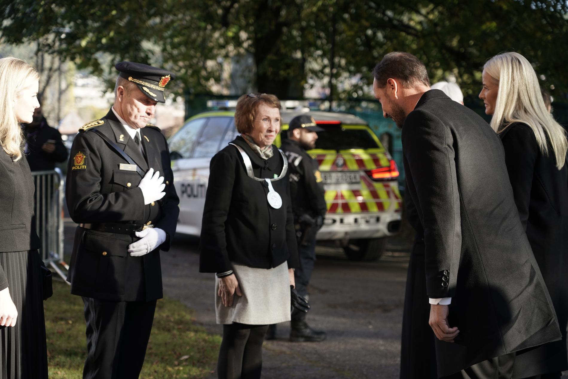 Kronprins Haakon och kronprinsessan Mette-Marit anländer till söndagens minnesstund i Kongsbergs kyrka.