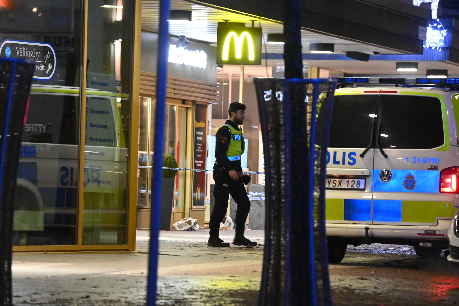 En man i 20-årsåldern dödades och ytterligare två personer skadades i en skottlossning i Vällingby på nyårsafton.