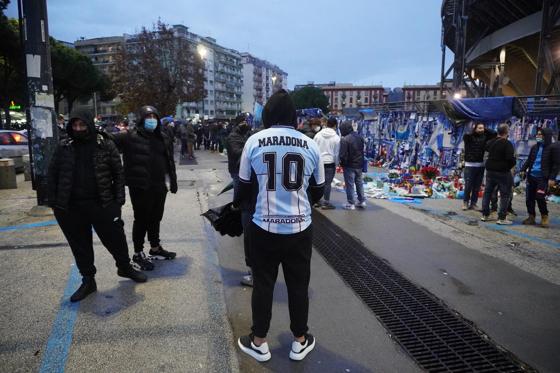 En man med Maradona-tröja på Neapels gator.