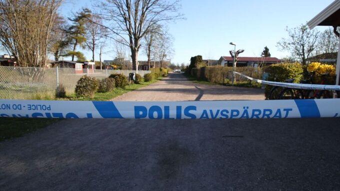 Polisens avspärrningar vid koloniområdet i Malmö där en person hittades död på fredagsmorgonen. 