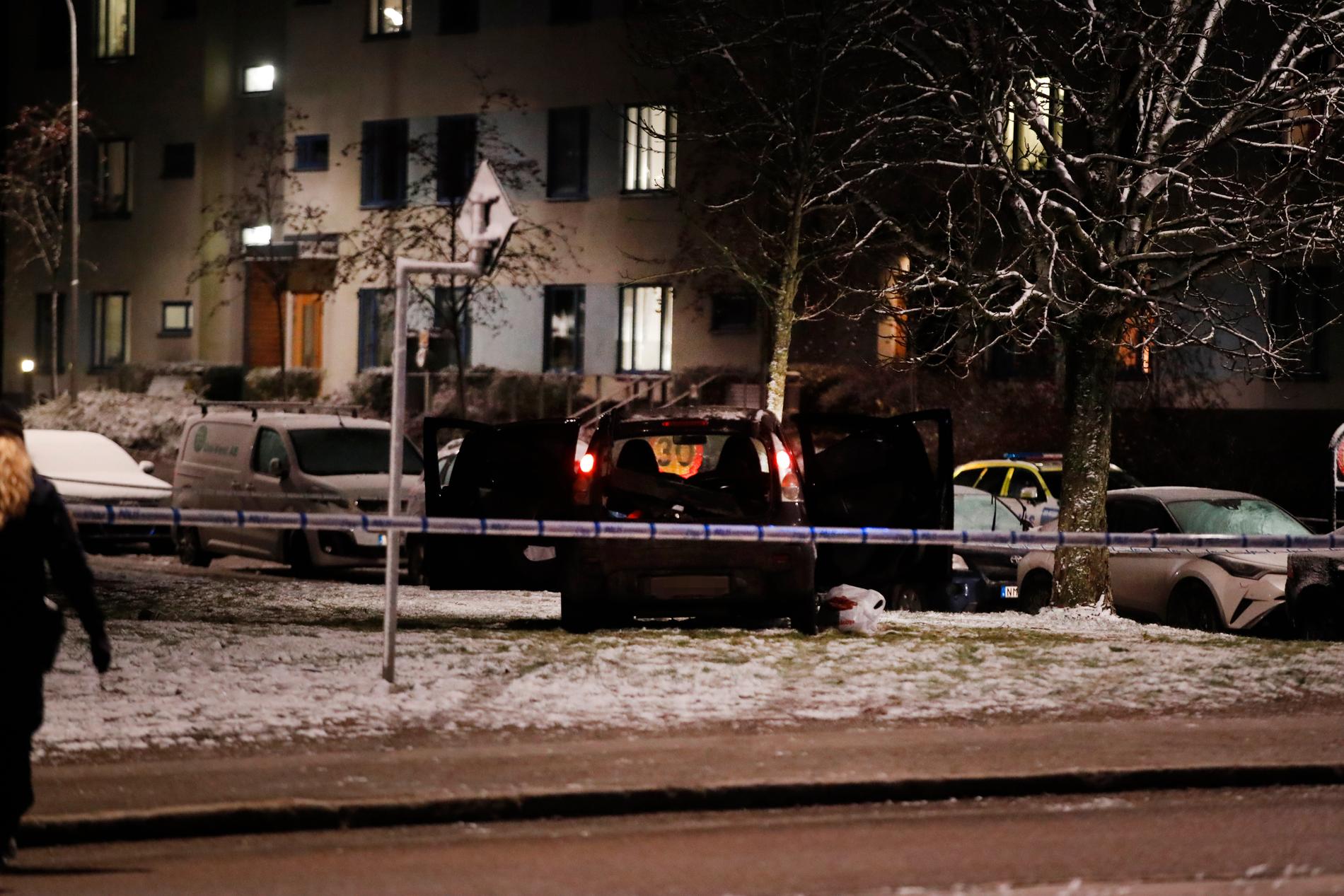 Två personer sköts i närheten av Rågsveds centrum under fredagskvällen.