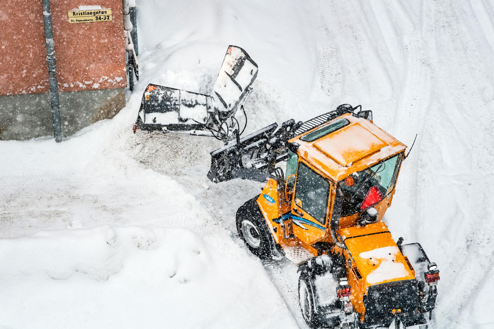 En traktor röjer snö i centrala Stockholm. Arkivbild.