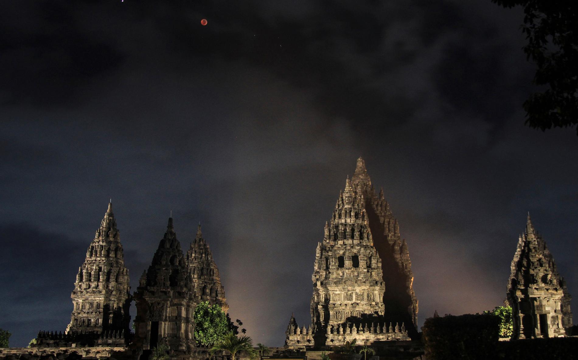 Månen ses här över  Prambanantemplet i  Yogyakarta, Indonesien.
