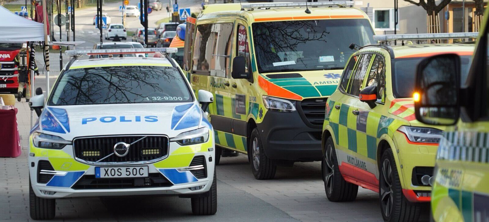 Ett stort antal polispatruller, ambulanser och brandkår deltog i onsdagskvällens insats i Gubbängen centrum.
