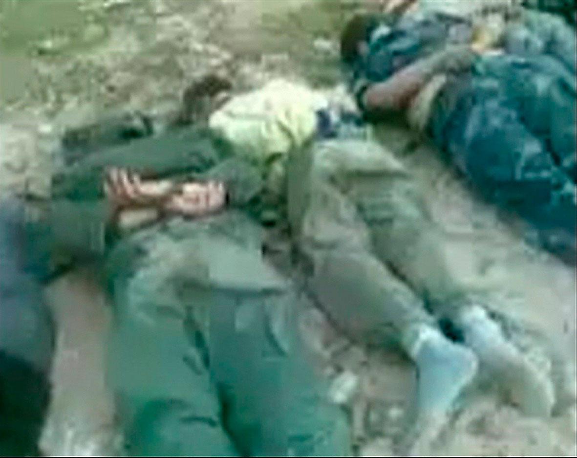 Bild ur ett videoklipp som sägs visa döda med bakbundna händer i den libyska staden Derna.