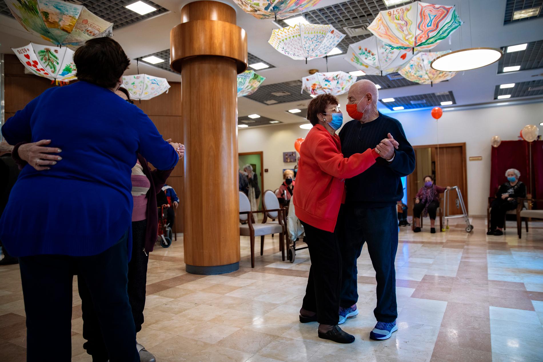 Tzvika Sermik, 92, och Virginia Wendel, 86, tar en avängom för att fira den andra dosen covidvaccin på ett äldreboende i Netanya i Israel.