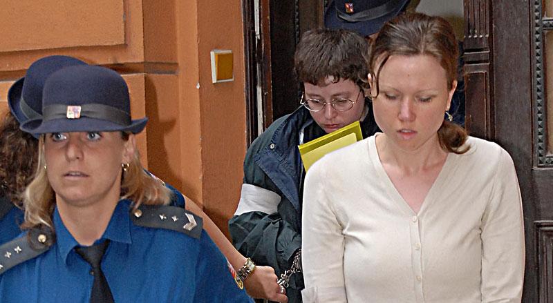 Torterade barnen Barnens mamma Klara Mauerova, 31, förs ut från rättssalen. I bakgrunden syns Barbora Skrlova, 34 med nedböjt huvud.