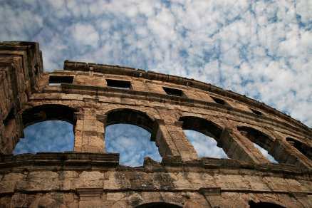 Amfiteatern i Pula är tvåtusen år gammal. Enligt legenden byggdes den av kejsaren Vespasianus för att glädja hans Pula-födda flickvän Cenida.