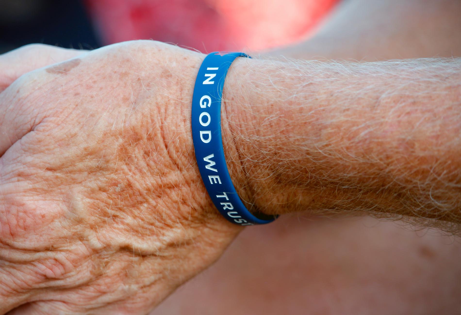En person bär ett armband med texten "I Gud vår förtröstan". Arkivbild.
