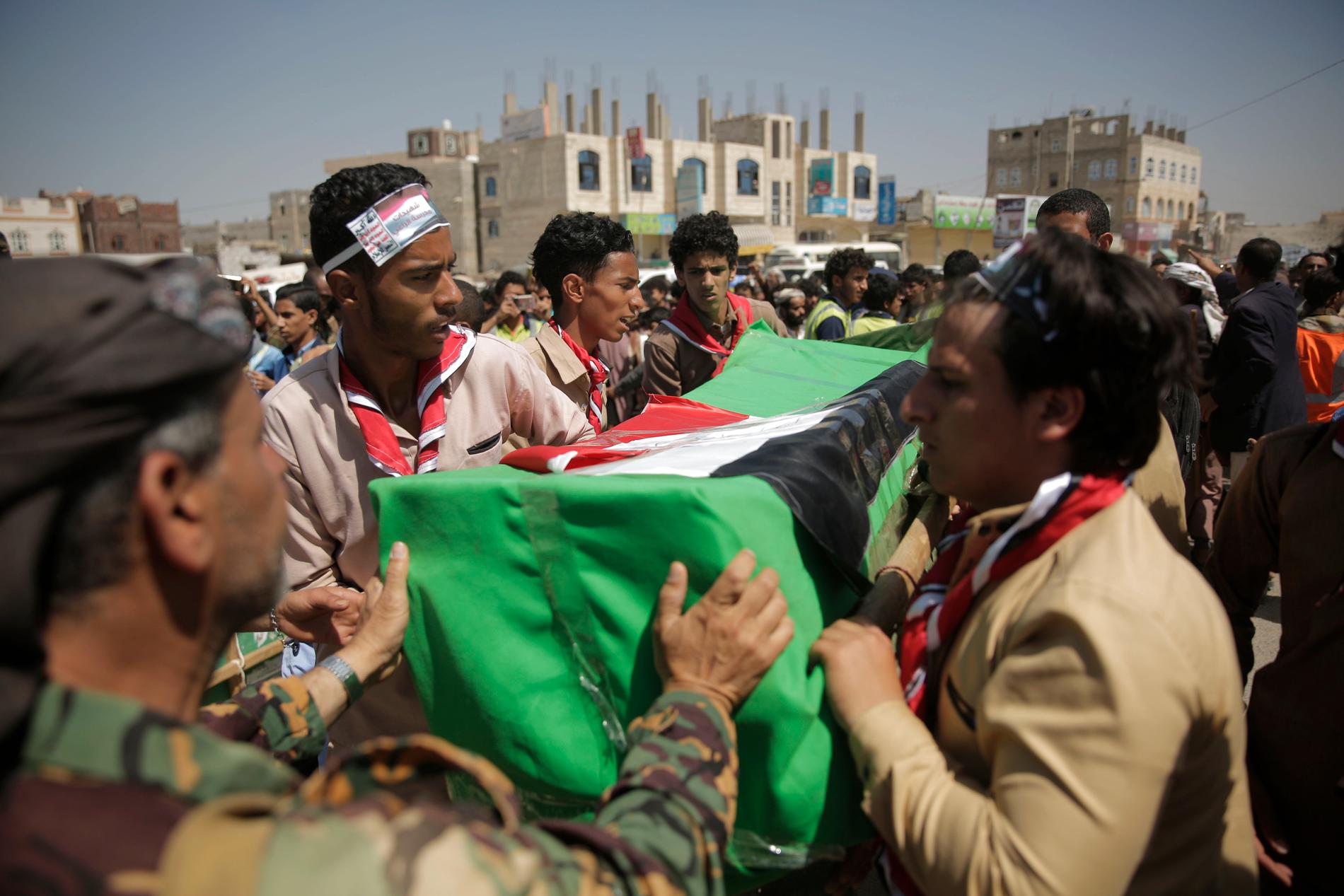 Ett sorgetåg bär fram kistor med döda barn vid en samlad begravning i Sanaa på onsdagen.