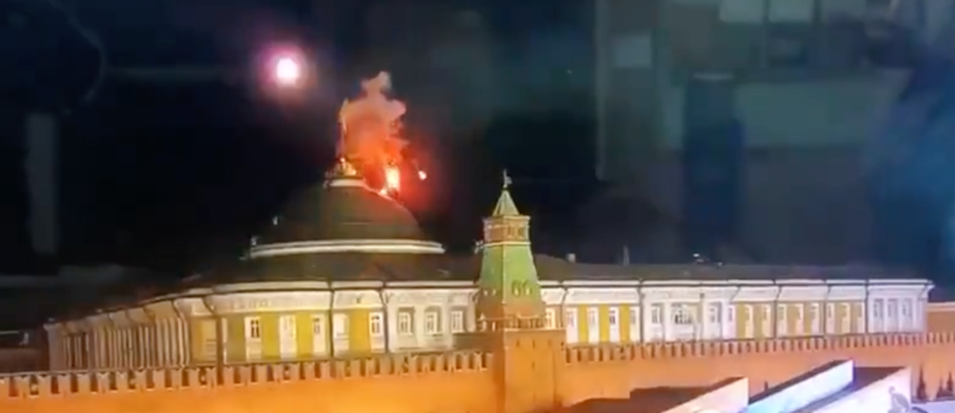 Bilder i sociala medier visade eldsflammor i Kreml. 