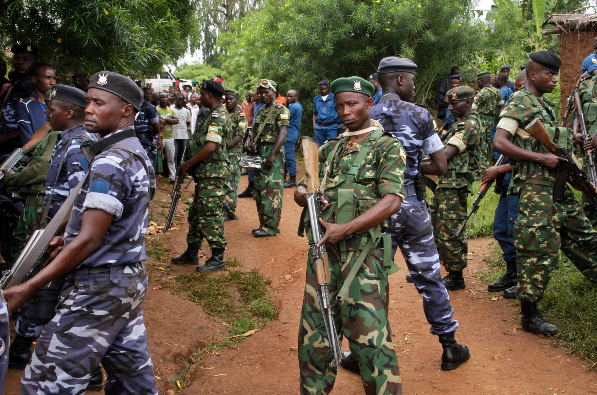 Polis och militär på plats i Ruhagarika, nordvästra Burundi, efter en attack i maj 2018 som skördade 26 människoliv. Arkivbild.