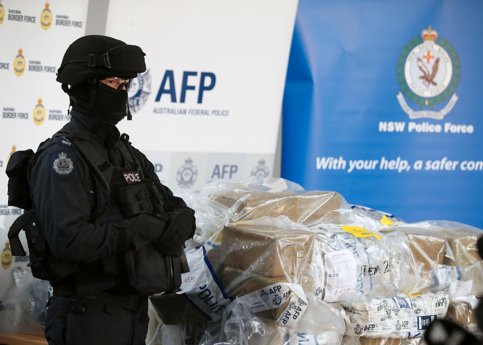 En polis vaktar ett kokainbeslag i Australien. Arkivbild.