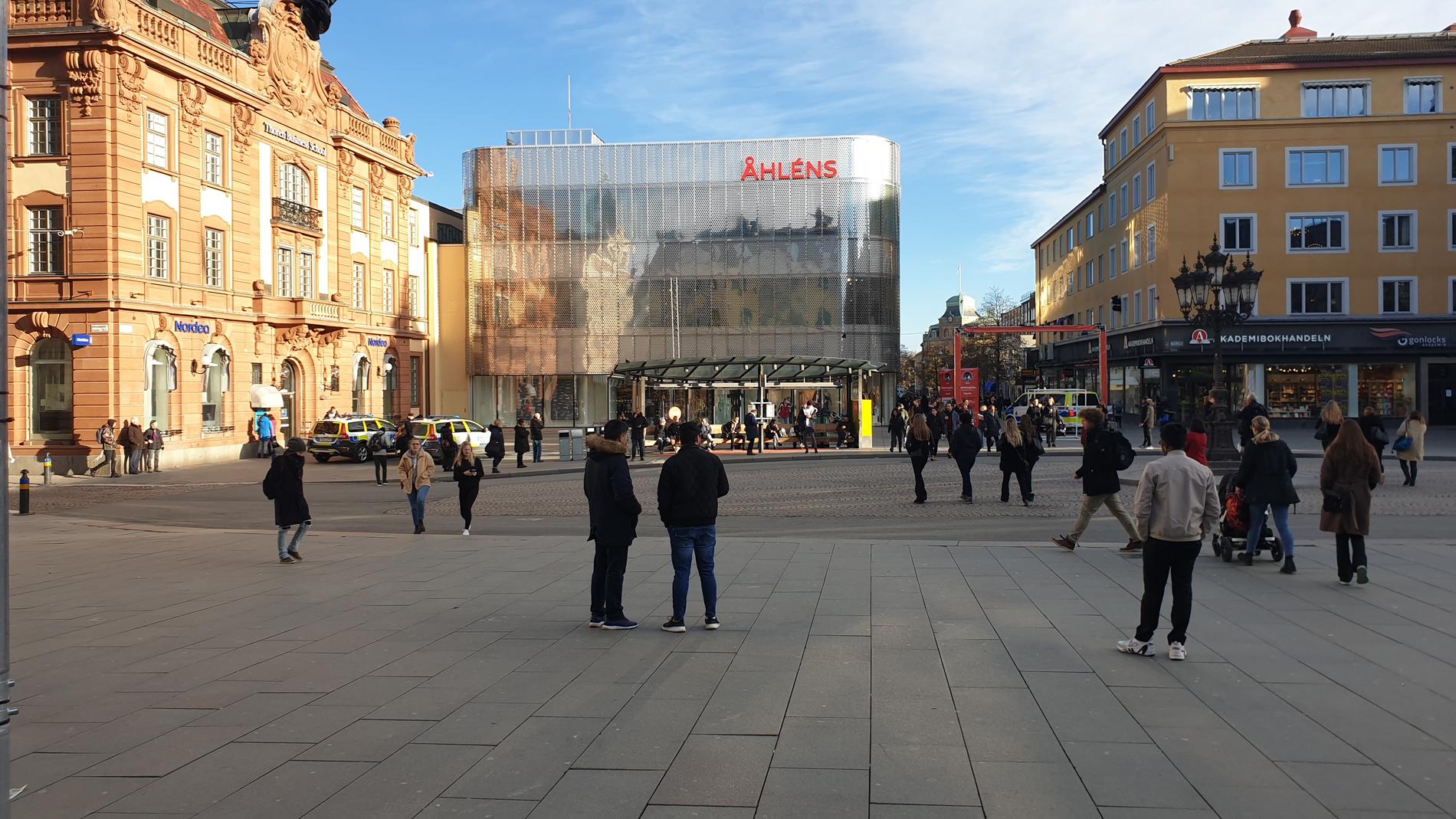 Flera personer har varit inblandade i ett bråk på Stora torget i Uppsala. Enligt uppgifter till Aftonbladet användes batong och knivar. 